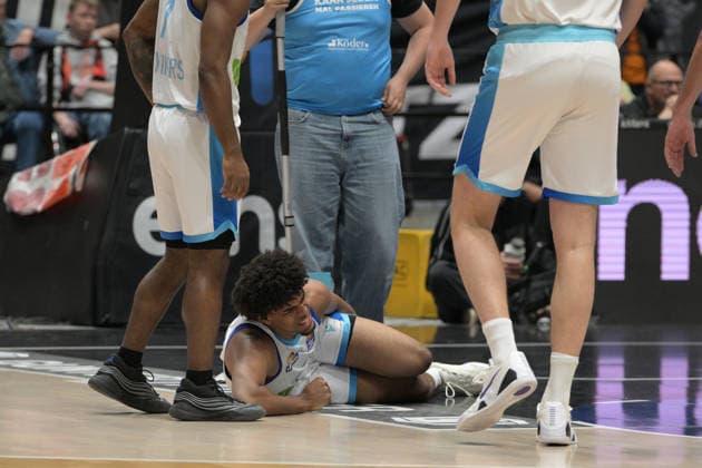 easyCredit Basketball Bundesliga, 33. Spieltag, Niners Chemnitz -Frankfurt Skyliners 07.05.2026 ab 18.30 Uhr Chemnitz, Chemnitz Arena Im Foto: Verletzung Jamie Edoka(5) easyCredit Basketball Bundesliga, 33. Spieltag, Niners Chemnitz - Frankfurt Skyliners Chemnitz Sachsen Deutschland