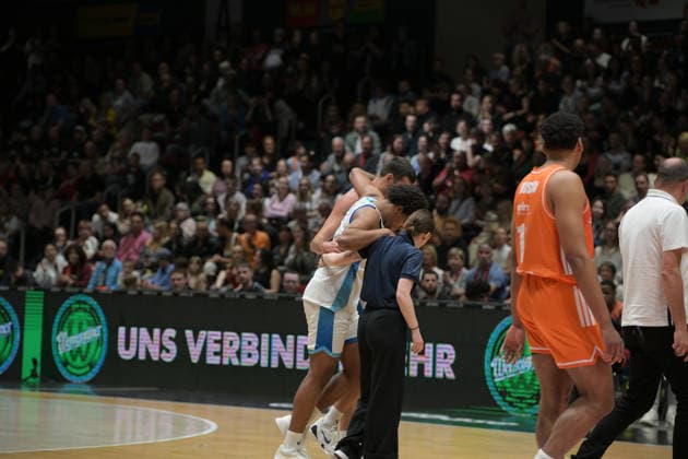 easyCredit Basketball Bundesliga, 33. Spieltag, Niners Chemnitz -Frankfurt Skyliners 07.05.2026 ab 18.30 Uhr Chemnitz, Chemnitz Arena Im Foto: Verletzung Jamie Edoka(5) easyCredit Basketball Bundesliga, 33. Spieltag, Niners Chemnitz - Frankfurt Skyliners Chemnitz Sachsen Deutschland
