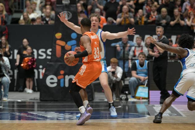 easyCredit Basketball Bundesliga, 33. Spieltag, Niners Chemnitz -Frankfurt Skyliners 07.05.2026 ab 18.30 Uhr Chemnitz, Chemnitz Arena Im Foto: Eric Washington(33), Ivan Crnjac(14) easyCredit Basketball Bundesliga, 33. Spieltag, Niners Chemnitz - Frankfurt Skyliners Chemnitz Sachsen Deutschland