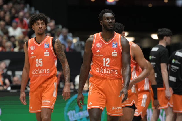 easyCredit Basketball Bundesliga, 33. Spieltag, Niners Chemnitz -Frankfurt Skyliners 07.05.2026 ab 18.30 Uhr Chemnitz, Chemnitz Arena Im Foto: Roman Bedime(35), Amadou Sow(12) easyCredit Basketball Bundesliga, 33. Spieltag, Niners Chemnitz - Frankfurt Skyliners Chemnitz Sachsen Deutschland