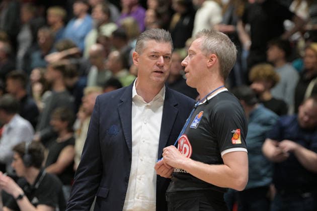 easyCredit Basketball Bundesliga, 33. Spieltag, Niners Chemnitz -Frankfurt Skyliners 07.05.2026 ab 18.30 Uhr Chemnitz, Chemnitz Arena Im Foto: Head Coach Klaus Perwas easyCredit Basketball Bundesliga, 33. Spieltag, Niners Chemnitz - Frankfurt Skyliners Chemnitz Sachsen Deutschland