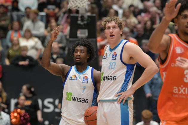 easyCredit Basketball Bundesliga, 33. Spieltag, Niners Chemnitz -Frankfurt Skyliners 07.05.2026 ab 18.30 Uhr Chemnitz, Chemnitz Arena Im Foto: Isaiah Swope(1), Jacob Holt(10) easyCredit Basketball Bundesliga, 33. Spieltag, Niners Chemnitz - Frankfurt Skyliners Chemnitz Sachsen Deutschland
