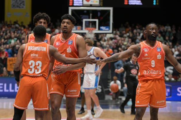 easyCredit Basketball Bundesliga, 33. Spieltag, Niners Chemnitz -Frankfurt Skyliners 07.05.2026 ab 18.30 Uhr Chemnitz, Chemnitz Arena Im Foto: Niners Chemnitz, Eric Washington(33)Roman Bedime(35), Kostja Mushidi(11), John Newman III(9) easyCredit Basketball Bundesliga, 33. Spieltag, Niners Chemnitz - Frankfurt Skyliners Chemnitz Sachsen Deutschland
