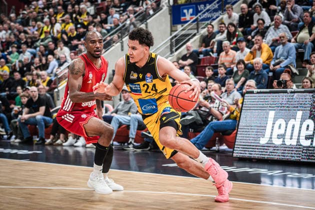 Brandon Tischler (MHP RIESEN Ludwigsburg, 24) vs. Isaiah Mike (FC Bayern Basketball, 22) GER, MHP Riesen Ludwigsburg vs. FC Bayern Muenchen Basketball, Basketball Bundesliga, easycredit BBL, 33. Spieltag, Spielzeit 2025 2026, 07.05.2026 GER, MHP Riesen Ludwigsburg vs. FC Bayern Muenchen Basketball, Basketball Bundesliga, easycredit BBL, 33. Spieltag, Spielzeit 2025 2026, 07.05.2026 Ludwigsburg Copyright: xSandyxDinkelackerx EP_SDR