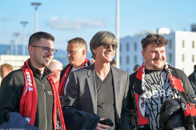 Jogi Löw (ehemaliger Bundestrainer) zeigt sich mit Fans GER, SC Freiburg - Sporting Braga, Fussball, Europa League, Halbfinale, Saison 2025 2026, 07.05.2026 GER, SC Freiburg - Sporting Braga, Fussball, Europa League, Halbfinale, Saison 2025 2026, 07.05.2026 Freiburg *** Jogi Löw former national coach shows off with fans GER, SC Freiburg Sporting Braga, football, Europa League, semi-final, 2025 2026 season, 07 05 2026 GER, SC Freiburg Sporting Braga, football, Europa League, semi-final, 2025 2026 season, 07 05 2026 Freiburg Copyright: xEibner-Pressefoto ThomasxHessx EP_THS