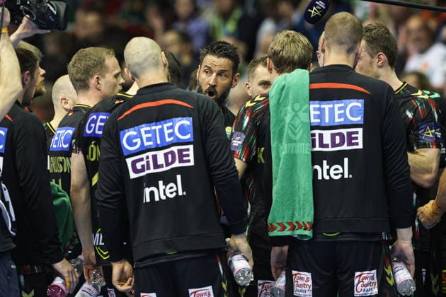 Trainer Bennet Wiegert (SC Magdeburg) mit seinen Spielern - Viertelfinale Handball Machineseeker Champions League Saison 2025-2026 SC Magdeburg vs. SC Pick Szeged in der GETEC Arena in Magdeburg - Handball,Deutschland,07.05.2026