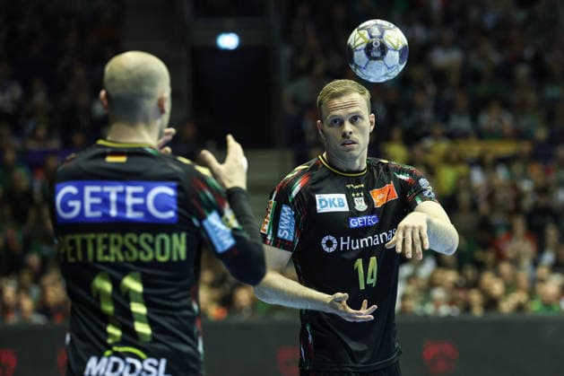 Omar Ingi Magnusson (r.,SC Magdeburg,14) und Daniel Pettersson (SC Magdeburg,11) - Viertelfinale Handball Machineseeker Champions League Saison 2025-2026 SC Magdeburg vs. SC Pick Szeged in der GETEC Arena in Magdeburg - Aktion,Handball,Deutschland,07.05.2026