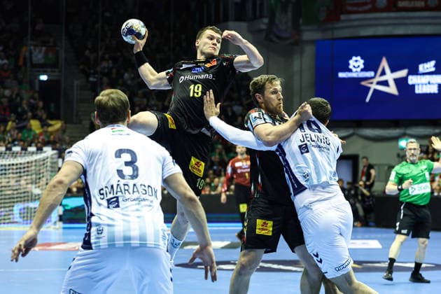 Elvar Örn Jonsson (l.,SC Magdeburg,19) und Albin Lagergren (SC Magdeburg,21) - Viertelfinale Handball Machineseeker Champions League Saison 2025-2026 SC Magdeburg vs. SC Pick Szeged in der GETEC Arena in Magdeburg - Aktion,Handball,Deutschland,07.05.2026