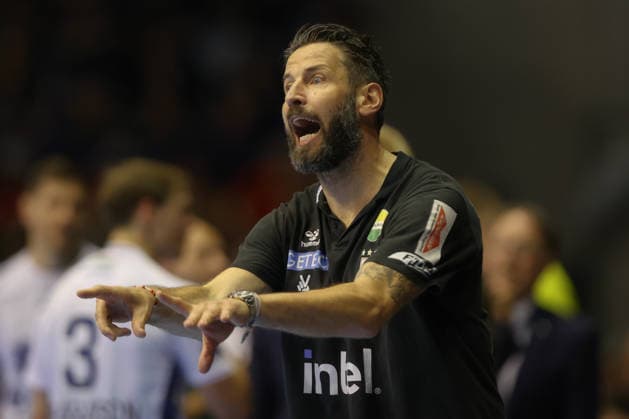 07.05.2026, xtgx, Handball, EHF Champions League 1 4 Finale, SC Magdeburg - Pick Szeged v.l. Bennet Wiegert (Magdeburg, Trainer) gibt Anweisungen, gestikuliert mit den Armen, gesticulate, gives instructions Magdeburg