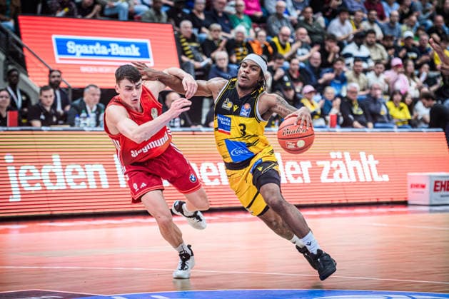Stefan Smith (MHP RIESEN Ludwigsburg, 03) vs. Nenad Dimitrijevic (FC Bayern Basketball, 00) GER, MHP Riesen Ludwigsburg vs. FC Bayern Muenchen Basketball, Basketball Bundesliga, easycredit BBL, 33. Spieltag, Spielzeit 2025 2026, 07.05.2026 GER, MHP Riesen Ludwigsburg vs. FC Bayern Muenchen Basketball, Basketball Bundesliga, easycredit BBL, 33. Spieltag, Spielzeit 2025 2026, 07.05.2026 Ludwigsburg Copyright: xSandyxDinkelackerx EP_SDR