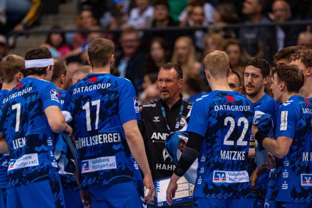 DAIKIN Handball Bundesliga: TVB Stuttgart vs. Rhein-Neckar Löwen; 07.05.2026 Stuttgart, GERMANY - 07. Mai 2026: Misha Kaufmann (TVB Stuttgart, Trainer) instruiert seine Mannschaft während dem Match zwischen dem TVB Stuttgart und den Rhein-Neckar Löwen am 31. Spieltag der Daikin Handball Bundesliga in der Porsche-Arena. Copyright: xBEAUTIFULxSPORTS Steinx