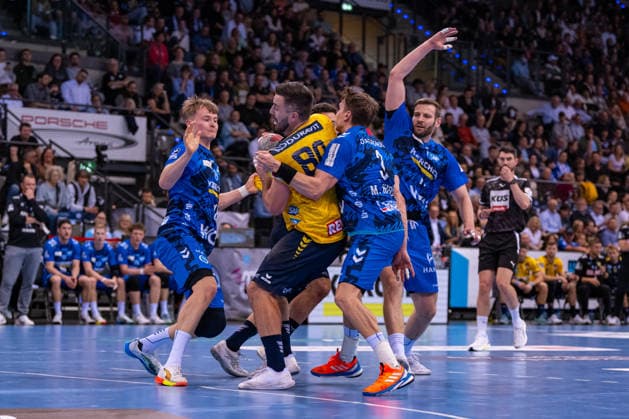 DAIKIN Handball Bundesliga: TVB Stuttgart vs. Rhein-Neckar Löwen; 07.05.2026 Stuttgart, GERMANY - 07. Mai 2026: Jannik Kohlbacher (Rhein-Neckar Löwen, 80) scheitert an Linus Schmid (TVB Stuttgart, 18) und Max Häfner (TVB Stuttgart, 3) während dem Match zwischen dem TVB Stuttgart und den Rhein-Neckar Löwen am 31. Spieltag der Daikin Handball Bundesliga in der Porsche-Arena. Copyright: xBEAUTIFULxSPORTS Steinx