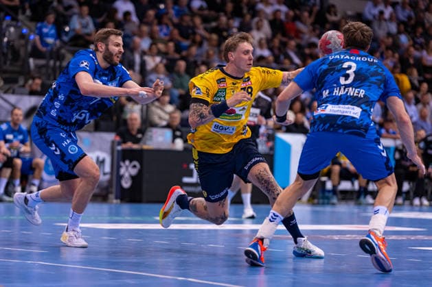 DAIKIN Handball Bundesliga: TVB Stuttgart vs. Rhein-Neckar Löwen; 07.05.2026 Stuttgart, GERMANY - 07. Mai 2026: Edwin Aspenbäck (Rhein-Neckar Löwen, 78) am Kreis gegen Max Häfner (TVB Stuttgart, 3) und Samuel Röthlisberger (TVB Stuttgart, 17) während dem Match zwischen dem TVB Stuttgart und den Rhein-Neckar Löwen am 31. Spieltag der Daikin Handball Bundesliga in der Porsche-Arena. Copyright: xBEAUTIFULxSPORTS Steinx