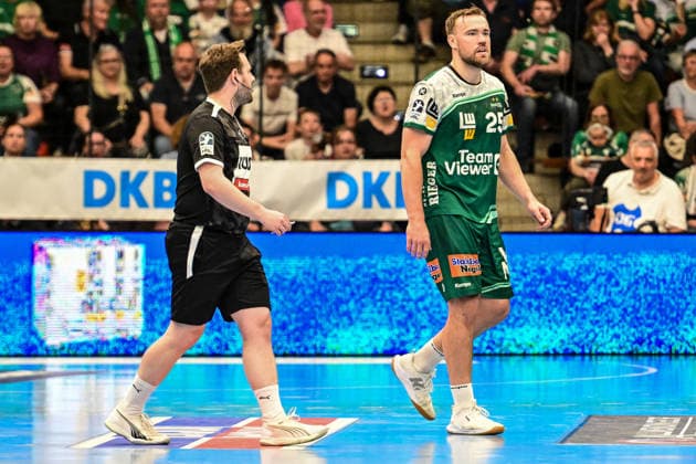 DAIKIN HBL Bundesliga: Frisch Auf! Göppingen - HSG Wetzlar; Göppingen, 07.05.2026 Ludvig Jurmala (Frisch Auf Göppingen, 25) bekommt eine 2-Minutenzeitstrafe, daneben Markus Kauth (Schiedsrichter) ; Göppingen, 07.05.2026 - 31. Spieltag der DAIKIN Handball-Bundesliga, Frisch Auf! Göppingen - HSG Wetzlar, EWS-Arena, Göppingen. Copyright: xBEAUTIFULxSPORTS Märklx