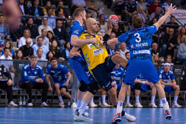DAIKIN Handball Bundesliga: TVB Stuttgart vs. Rhein-Neckar Löwen; 07.05.2026 Stuttgart, GERMANY - 07. Mai 2026: Max Häfner (TVB Stuttgart, 3) und Lenny Rubin (TVB Stuttgart, 44) verteidigen gegen Lukas Sandell (Rhein-Neckar Löwen, 11) während dem Match zwischen dem TVB Stuttgart und den Rhein-Neckar Löwen am 31. Spieltag der Daikin Handball Bundesliga in der Porsche-Arena. Copyright: xBEAUTIFULxSPORTS Steinx