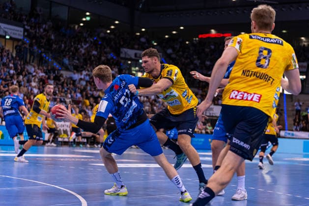 DAIKIN Handball Bundesliga: TVB Stuttgart vs. Rhein-Neckar Löwen; 07.05.2026 Stuttgart, GERMANY - 07. Mai 2026: Jakob Nigg (TVB Stuttgart, 57) am Kreis gegen Sebastian Heymann (Rhein-Neckar Löwen, 13) während dem Match zwischen dem TVB Stuttgart und den Rhein-Neckar Löwen am 31. Spieltag der Daikin Handball Bundesliga in der Porsche-Arena. Copyright: xBEAUTIFULxSPORTS Steinx