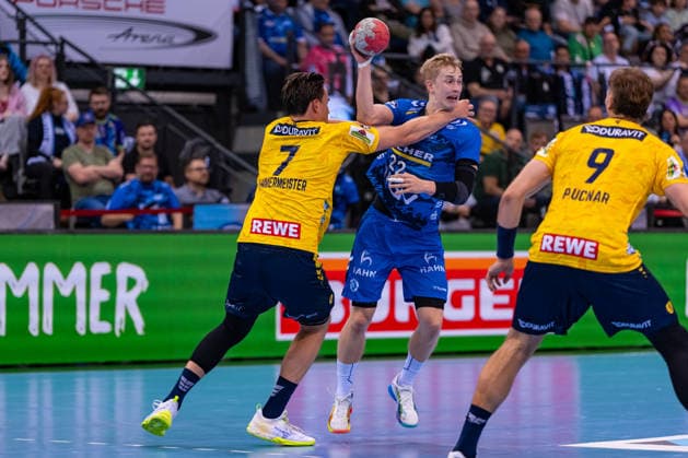 DAIKIN Handball Bundesliga: TVB Stuttgart vs. Rhein-Neckar Löwen; 07.05.2026 Stuttgart, GERMANY - 07. Mai 2026: Robert Timmermeister (Rhein-Neckar Löwen, 7) verteidigt gegen Torben Matzken (TVB Stuttgart, 22) während dem Match zwischen dem TVB Stuttgart und den Rhein-Neckar Löwen am 31. Spieltag der Daikin Handball Bundesliga in der Porsche-Arena. Copyright: xBEAUTIFULxSPORTS Steinx