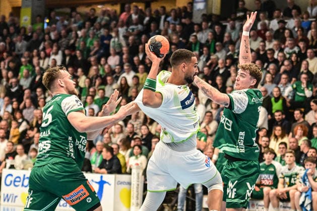 DAIKIN HBL Bundesliga: Frisch Auf! Göppingen - HSG Wetzlar; Göppingen, 07.05.2026 Ludvig Jurmala (Frisch Auf Göppingen, 25) und Victor Klöve (Frisch Auf Göppingen, 07) blocken Philipp Ahouansou (HSG Wetzlar, 19) ; Göppingen, 07.05.2026 - 31. Spieltag der DAIKIN Handball-Bundesliga, Frisch Auf! Göppingen - HSG Wetzlar, EWS-Arena, Göppingen. Copyright: xBEAUTIFULxSPORTS Märklx