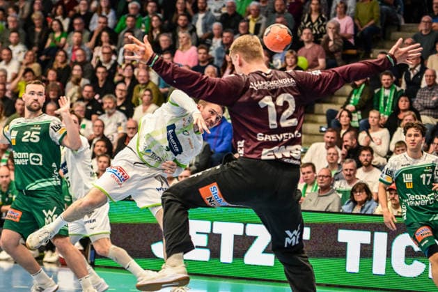 DAIKIN HBL Bundesliga: Frisch Auf! Göppingen - HSG Wetzlar; Göppingen, 07.05.2026 Dominik Mappes (HSG Wetzlar, 07) scheitert hier an Kristian Saeveras (Frisch Auf Göppingen, 12) ; Göppingen, 07.05.2026 - 31. Spieltag der DAIKIN Handball-Bundesliga, Frisch Auf! Göppingen - HSG Wetzlar, EWS-Arena, Göppingen. Copyright: xBEAUTIFULxSPORTS Märklx