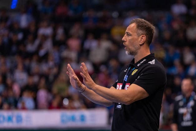 DAIKIN Handball Bundesliga: TVB Stuttgart vs. Rhein-Neckar Löwen; 07.05.2026 Stuttgart, GERMANY - 07. Mai 2026: Maik Machulla (Rhein-Neckar Löwen, Head-Coach) an der Seitenlinie während dem Match zwischen dem TVB Stuttgart und den Rhein-Neckar Löwen am 31. Spieltag der Daikin Handball Bundesliga in der Porsche-Arena. Copyright: xBEAUTIFULxSPORTS Steinx