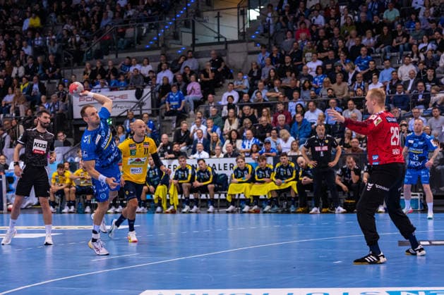 DAIKIN Handball Bundesliga: TVB Stuttgart vs. Rhein-Neckar Löwen; 07.05.2026 Stuttgart, GERMANY - 07. Mai 2026: Kai Häfner (TVB Stuttgart, 34) beim Freiwurf gegen David Späth (Rhein-Neckar Löwen, 29) während dem Match zwischen dem TVB Stuttgart und den Rhein-Neckar Löwen am 31. Spieltag der Daikin Handball Bundesliga in der Porsche-Arena. Copyright: xBEAUTIFULxSPORTS Steinx