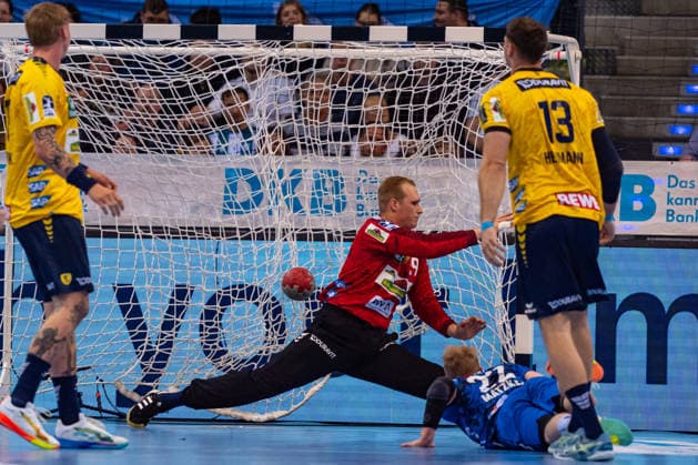 DAIKIN Handball Bundesliga: TVB Stuttgart vs. Rhein-Neckar Löwen; 07.05.2026 Stuttgart, GERMANY - 07. Mai 2026: Torben Matzken (TVB Stuttgart, 22) trifft gegen David Späth (Rhein-Neckar Löwen, 29) während dem Match zwischen dem TVB Stuttgart und den Rhein-Neckar Löwen am 31. Spieltag der Daikin Handball Bundesliga in der Porsche-Arena. Copyright: xBEAUTIFULxSPORTS Steinx