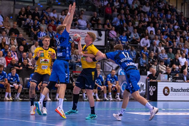 DAIKIN Handball Bundesliga: TVB Stuttgart vs. Rhein-Neckar Löwen; 07.05.2026 Stuttgart, GERMANY - 07. Mai 2026: Linus Schmid (TVB Stuttgart, 18) und Samuel Röthlisberger (TVB Stuttgart, 17) verteidigen gegen Edwin Aspenbäck (Rhein-Neckar Löwen, 78) während dem Match zwischen dem TVB Stuttgart und den Rhein-Neckar Löwen am 31. Spieltag der Daikin Handball Bundesliga in der Porsche-Arena. Copyright: xBEAUTIFULxSPORTS Steinx