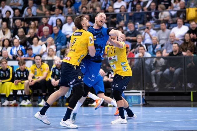 Steven Plucnar Jacobsen (Rhein Neckar Loewen, 09) und Dani Baijens (Rhein Neckar Loewen, 77), nehmen Kai Haefner, (TVB Stuttgart, 34), in die Zange TVB Stuttgart vs. Rhein Neckar Loewen, DAIKIN Handballbundesliga, 31. Spieltag, Saison 2025 2026, 07.05.2026 Eibner-Pressefoto Andreas Ulmer TVB Stuttgart vs. Rhein Neckar Loewen, DAIKIN Handballbundesliga, 31. Spieltag, Saison 2025 2026, 07.05.2026 Stuttgart Copyright: xEibner-Pressefoto AndreasxUlmerx EP_AUR