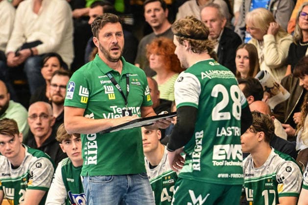 DAIKIN HBL Bundesliga: Frisch Auf! Göppingen - HSG Wetzlar; Göppingen, 07.05.2026 Trainer Ben Matschke (Frisch Auf Göppingen) mit der Taktiktafel ; Göppingen, 07.05.2026 - 31. Spieltag der DAIKIN Handball-Bundesliga, Frisch Auf! Göppingen - HSG Wetzlar, EWS-Arena, Göppingen. Copyright: xBEAUTIFULxSPORTS Märklx