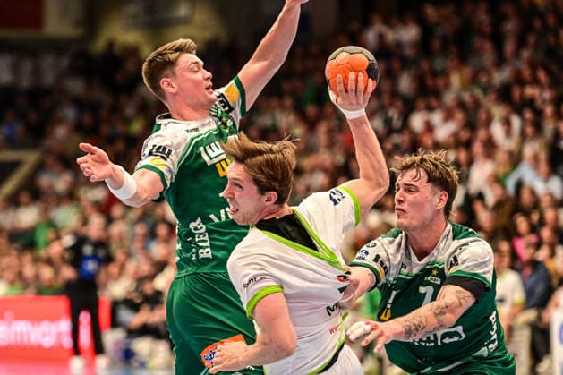 DAIKIN HBL Bundesliga: Frisch Auf! Göppingen - HSG Wetzlar; Göppingen, 07.05.2026 Justin Müller (HSG Wetzlar, 25) ist extrem schwer zu verteidigen von Victor Klöve (Frisch Auf Göppingen, 07) und Sascha Brodbeck (Frisch Auf Göppingen, 21); Göppingen, 07.05.2026 - 31. Spieltag der DAIKIN Handball-Bundesliga, Frisch Auf! Göppingen - HSG Wetzlar, EWS-Arena, Göppingen. Copyright: xBEAUTIFULxSPORTS Märklx