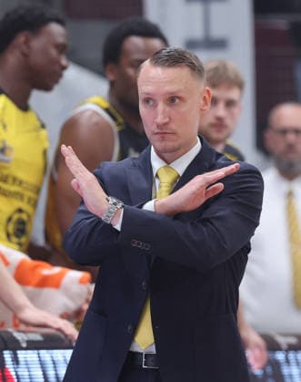 Ludwigsburg , easyCredit Basketball Bundesliga MHP Riesen Ludwigsburg vs. Bayern München , Trainer Mikko Riipinen ( Riesen )