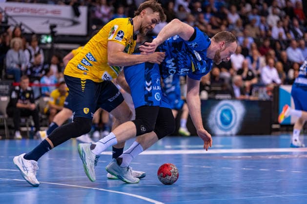 DAIKIN Handball Bundesliga: TVB Stuttgart vs. Rhein-Neckar Löwen; 07.05.2026 Stuttgart, GERMANY - 07. Mai 2026: Lenny Rubin (TVB Stuttgart, 44) muss Ball ablegen vor Steven Plucnar Jacobsen (Rhein-Neckar Löwen, 9) während dem Match zwischen dem TVB Stuttgart und den Rhein-Neckar Löwen am 31. Spieltag der Daikin Handball Bundesliga in der Porsche-Arena. Copyright: xBEAUTIFULxSPORTS Steinx