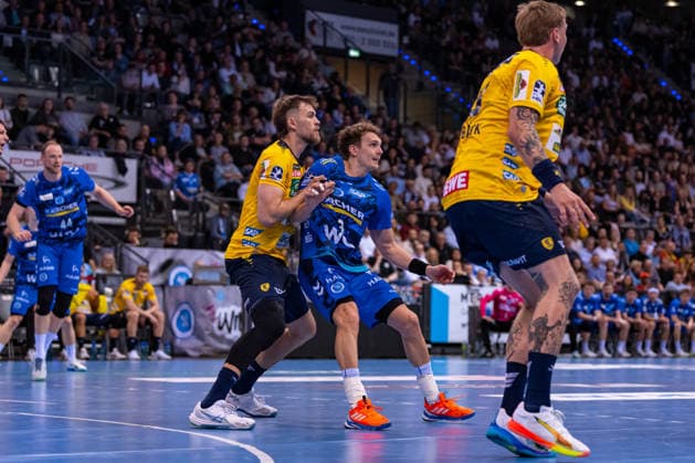 DAIKIN Handball Bundesliga: TVB Stuttgart vs. Rhein-Neckar Löwen; 07.05.2026 Stuttgart, GERMANY - 07. Mai 2026: Steven Plucnar Jacobsen (Rhein-Neckar Löwen, 9) an der Linie mit Max Häfner (TVB Stuttgart, 3) während dem Match zwischen dem TVB Stuttgart und den Rhein-Neckar Löwen am 31. Spieltag der Daikin Handball Bundesliga in der Porsche-Arena. Copyright: xBEAUTIFULxSPORTS Steinx