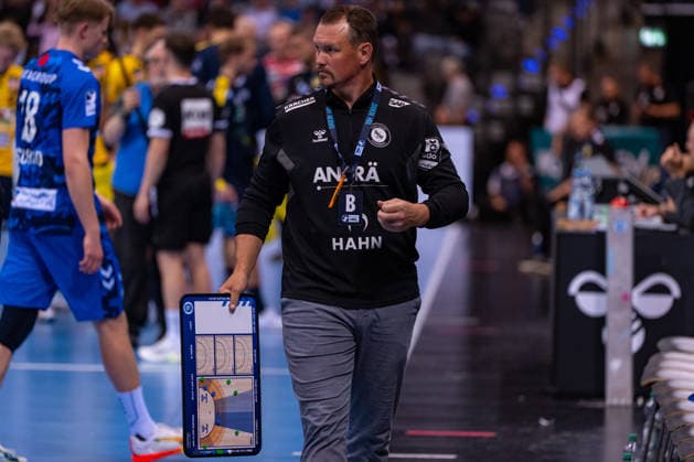 DAIKIN Handball Bundesliga: TVB Stuttgart vs. Rhein-Neckar Löwen; 07.05.2026 Stuttgart, GERMANY - 07. Mai 2026: Misha Kaufmann (TVB Stuttgart, Trainer) nach einer Auszeit während dem Match zwischen dem TVB Stuttgart und den Rhein-Neckar Löwen am 31. Spieltag der Daikin Handball Bundesliga in der Porsche-Arena. Copyright: xBEAUTIFULxSPORTS Steinx
