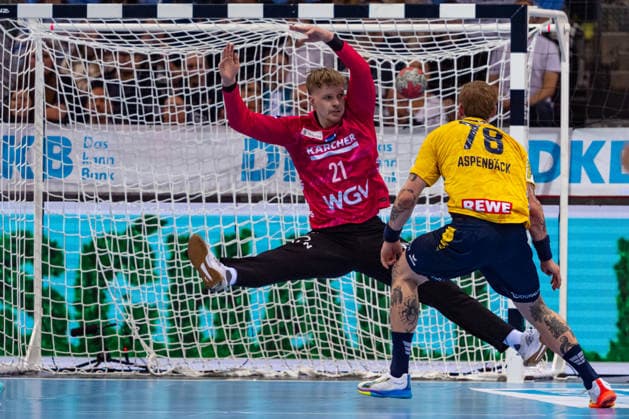DAIKIN Handball Bundesliga: TVB Stuttgart vs. Rhein-Neckar Löwen; 07.05.2026 Stuttgart, GERMANY - 07. Mai 2026: Edwin Aspenbäck (Rhein-Neckar Löwen, 78) trifft gegen Jorick Pol (TVB Stuttgart, 21) während dem Match zwischen dem TVB Stuttgart und den Rhein-Neckar Löwen am 31. Spieltag der Daikin Handball Bundesliga in der Porsche-Arena. Copyright: xBEAUTIFULxSPORTS Steinx