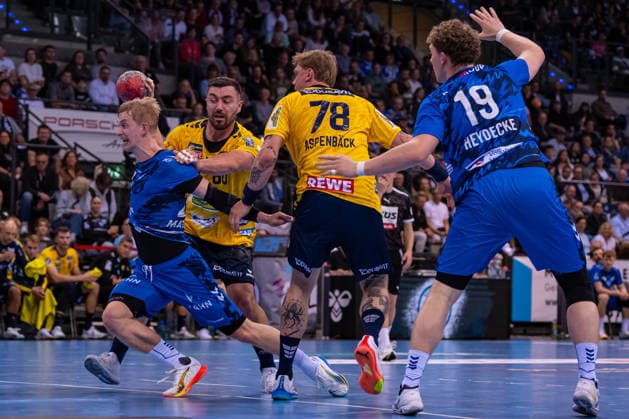DAIKIN Handball Bundesliga: TVB Stuttgart vs. Rhein-Neckar Löwen; 07.05.2026 Stuttgart, GERMANY - 07. Mai 2026: Jannik Kohlbacher (Rhein-Neckar Löwen, 80) reißt Torben Matzken (TVB Stuttgart, 22) zu Boden am Kreis während dem Match zwischen dem TVB Stuttgart und den Rhein-Neckar Löwen am 31. Spieltag der Daikin Handball Bundesliga in der Porsche-Arena. Copyright: xBEAUTIFULxSPORTS Steinx