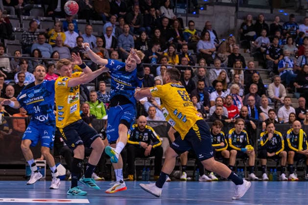 DAIKIN Handball Bundesliga: TVB Stuttgart vs. Rhein-Neckar Löwen; 07.05.2026 Stuttgart, GERMANY - 07. Mai 2026: Jannik Kohlbacher (Rhein-Neckar Löwen, 80) und Edwin Aspenbäck (Rhein-Neckar Löwen, 78) verteidigen gegen Torben Matzken (TVB Stuttgart, 22) während dem Match zwischen dem TVB Stuttgart und den Rhein-Neckar Löwen am 31. Spieltag der Daikin Handball Bundesliga in der Porsche-Arena. Copyright: xBEAUTIFULxSPORTS Steinx