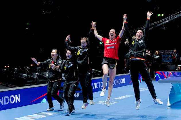 Sabine Winter, Deutschland, TSV Dachau, World-Cup-Dritte und Europe-Top-16-Gewinnerin, führt Deutschland bei der Tischtennis-WM in London mit zwei Punkten zum Sieg über Hongkong und damit mindestens zur Bronzemedaille Das Winter-Märchen geht weiter: Sabine Winter, Deutschland, TSV Dachau, World-Cup-Dritte und Europe-Top-16-Gewinnerin, führt Deutschland am 7. Mai im Viertelfinale der Team-Weltmeisterschaften im Tischtennis in London gegen Hongkong durch zwei Siege in das Halbfinale. Deutschland hat damit mindestens Bronze sicher. Beim Dank ans Publikum springt Winter am höchsten, rechts neben ihr Annett Kaufmann, links neben ihr Yuan Wan, Nina Mittelham und Ying Han London OVO Arena Wembley London England *** Sabine Winter, Germany, TSV Dachau, World Cup third and Europe Top 16 winner, leads Germany to victory over Hong Kong at the World Table Tennis Championships in London with two points and thus to at least a bronze medal The Winter fairytale continues Sabine Winter, Germany, TSV Dachau, World Cup third and Europe Top 16 winner, leads Germany to the quarter-finals of the World Team Table Tennis Championships in London on May 7, beating Hong Kong twice to reach the semi-finals Germany has secured at least bronze As she thanks the crowd, Winter jumps the highest, with Annett Kaufmann to her right and Yuan Wan, Nina Mittelham and Ying Han to her left London OVO Arena Wembley London England