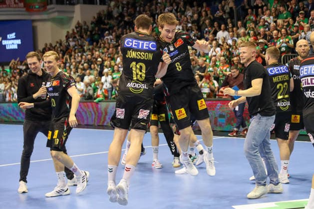 07.05.2026, xgox, Handball - EHF Champions League - 1 4 Finale SC Magdeburg - Pick Szeged v.l. Elvar Oern Jonsson (Magdeburg, 19), Manuel Zehnder (Magdeburg, 8) Jubel ueber den Sieg, Jubel nach Spielende Magdeburg