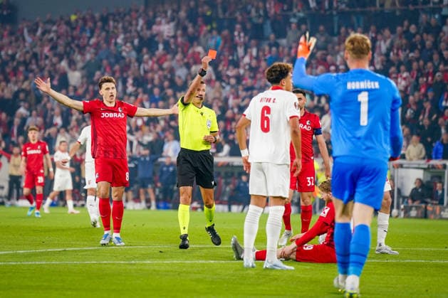 Deutschland: Fussball Europa League 2025 - 2026, Halbfinale - SC Freiburg vs Sporting Braga - Europa Park Stadion (Freiburg): Schiedsrichter Davide Massa (Italien) zeigt Mario Dorgeles (SC Braga, 20) die Rote Karte nach Foul an Jan-Niklas Beste (SC Freiburg, 19) *** Germany Soccer Europa League 2025 2026, semi-final SC Freiburg vs Sporting Braga Europa Park Stadion Freiburg Referee Davide Massa Italy shows Mario Dorgeles SC Braga, 20 the red card after a foul on Jan Niklas Beste SC Freiburg, 19 Copyright: xJOERANxSTEINSIEKx