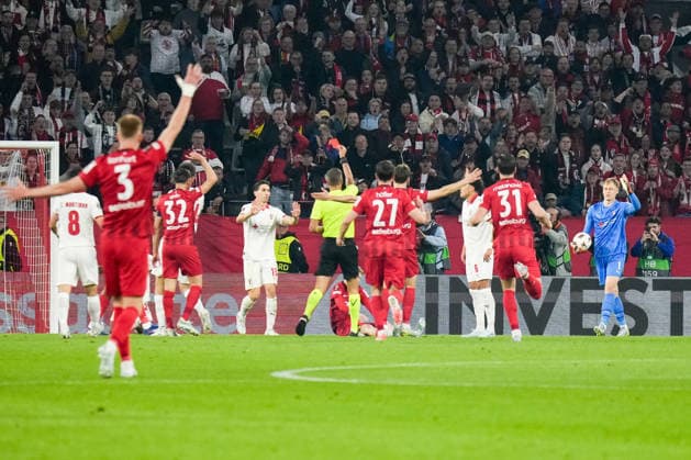 07.05.2026, xdaymx, Fussball UEFA Europa League, SC Freiburg - Sporting Rote Karte für Mario Dorgeles (SC Braga), während die Freiburger Spieler jubeln (DFL DFB REGULATIONS PROHIBIT ANY USE OF PHOTOGRAPHS as IMAGE SEQUENCES and or QUASI-VIDEO) Freiburg