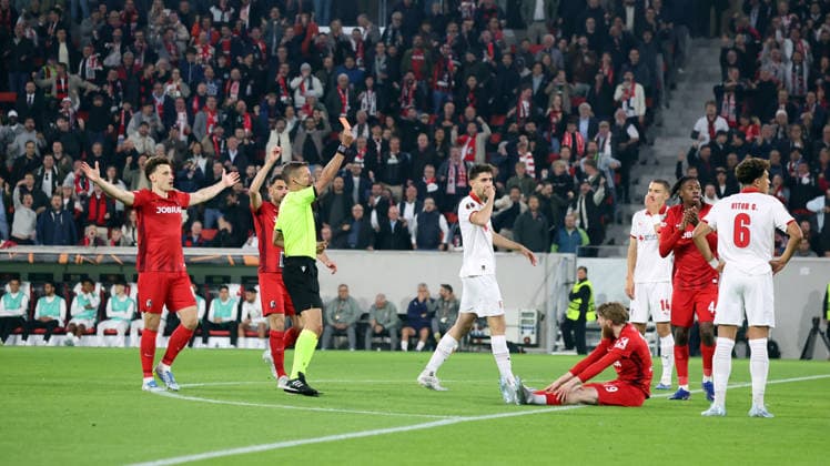 07.05.2026, xrekx, Fussball UEFA Europa League, SC Freiburg - Sporting Braga v.l. Schiedsrichter Referee Davide Massa Mario Dorgeles (SC Braga) Rote Karte erhalten, Received a red card (DFL DFB REGULATIONS PROHIBIT ANY USE OF PHOTOGRAPHS as IMAGE SEQUENCES and or QUASI-VIDEO) Freiburg