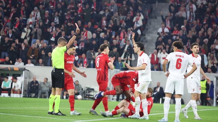 07.05.2026, xrekx, Fussball UEFA Europa League, SC Freiburg - Sporting Braga v.l. Schiedsrichter Referee Davide Massa Mario Dorgeles (SC Braga) Rote Karte erhalten, Received a red card (DFL DFB REGULATIONS PROHIBIT ANY USE OF PHOTOGRAPHS as IMAGE SEQUENCES and or QUASI-VIDEO) Freiburg
