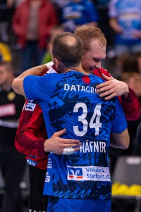 DAIKIN Handball Bundesliga: TVB Stuttgart vs. Rhein-Neckar Löwen; 07.05.2026 Stuttgart, GERMANY - 07. Mai 2026: Kai Häfner (TVB Stuttgart, 34) und David Späth (Rhein-Neckar Löwen, 29) beim Abschlagen nach dem Match zwischen dem TVB Stuttgart und den Rhein-Neckar Löwen am 31. Spieltag der Daikin Handball Bundesliga in der Porsche-Arena. Copyright: xBEAUTIFULxSPORTS Steinx