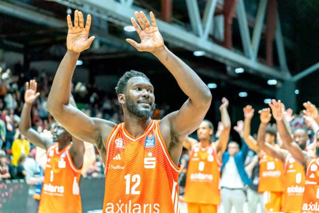 Chemnitz, Deutschland 07. Mai 2026: 1. BBL - 2025 2026 - Sp. 33 - Niners Chemnitz gegen Skyliners Frankfurt Im Bild: Amadou Sow (99) mit seinen Mannschaftskollegen, Copyright: xFotostandx xNachtigallx
