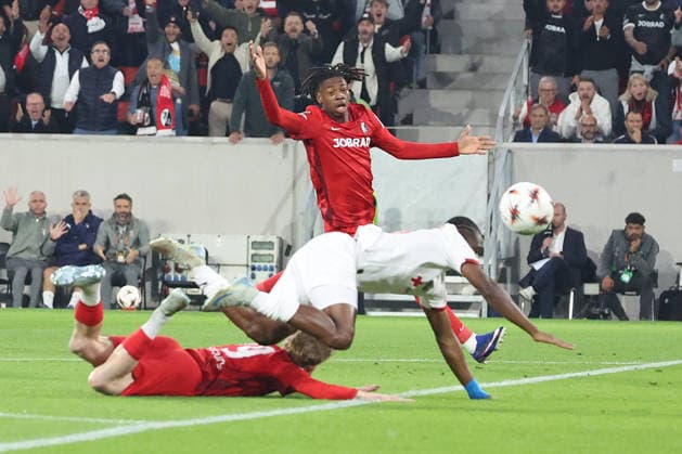 07.05.2026, xrekx, Fussball UEFA Europa League, SC Freiburg - Sporting Braga v.l. Niklas Beste (SC Freiburg) Mario Dorgeles (SC Braga) Foulspiel Rote Karte erhalten, Received a red card (DFL DFB REGULATIONS PROHIBIT ANY USE OF PHOTOGRAPHS as IMAGE SEQUENCES and or QUASI-VIDEO) Freiburg