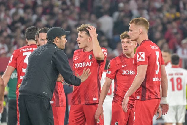 Julian Schuster (SC Freiburg, Trainer) spricht mit Gestik und Mimik zu seinem Team Maximilian Eggestein (SC Freiburg, 08), Philipp Treu (SC Freiburg, 29), Philipp Lienhart (SC Freiburg, 03) GER, SC Freiburg - Sporting Braga, Fussball, Europa League, Halbfinale, Saison 2025 2026, 07.05.2026 GER, SC Freiburg - Sporting Braga, Fussball, Europa League, Halbfinale, Saison 2025 2026, 07.05.2026 Freiburg Copyright: xEibner-Pressefoto ThomasxHessx EP_THS