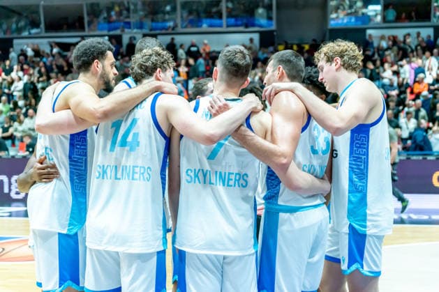 Chemnitz, Deutschland 07. Mai 2026: 1. BBL - 2025 2026 - Sp. 33 - Niners Chemnitz gegen Skyliners Frankfurt Im Bild: Die Spieler von Frankfurt bilden nach der Schlußsirene einen Mannschaftskreis zum Schulterschluss. Copyright: xFotostandx xNachtigallx