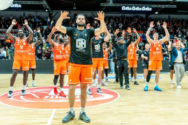Chemnitz, Deutschland 07. Mai 2026: 1. BBL - 2025 2026 - Sp. 33 - Niners Chemnitz gegen Skyliners Frankfurt Im Bild: Jordan Schakel (99) mit seinen Mannschaftskollegen Copyright: xFotostandx xNachtigallx