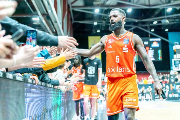 Chemnitz, Deutschland 07. Mai 2026: 1. BBL - 2025 2026 - Sp. 33 - Niners Chemnitz gegen Skyliners Frankfurt Im Bild: Corey Davis (99) bei den Fans am Fanblock Copyright: xFotostandx xNachtigallx